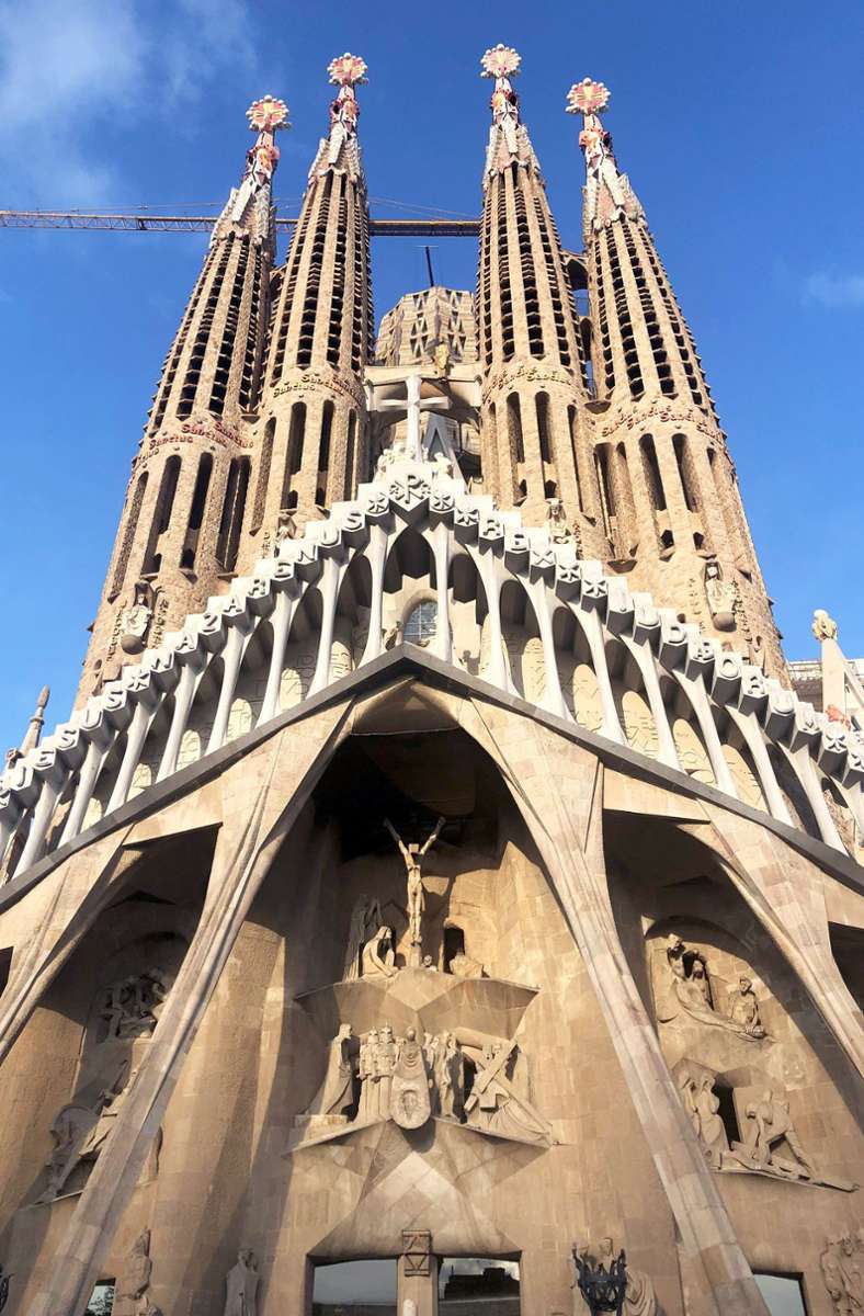 1883 wurde der Kirchenbau begonnen, aber die Sagrada familia in Barcelona ist noch immer nicht fertig. Der Dokumentarfilm „Sagrada Familia, Antoni Gaudís Meisterwerk“ schaut sich das Erreichte an. (Samstag, Arte, 20.15 Uhr)