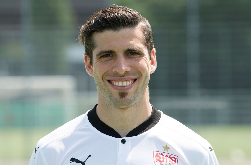 24 Spieler des VfB Stuttgart trainieren in Neustift. In der Abwehr stehen Emiliano Insua...