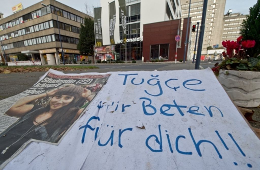 An Tugces Schicksal nahmen in den sozialen Netzwerken und über Medienberichte Millionen Menschen Anteil. Viele verehrten die türkischstämmige Studentin als „Heldin“ und lobten ihre Zivilcourage. Kommunalpolitiker wollen in Offenbach eine Brücke nach ihr benennen.