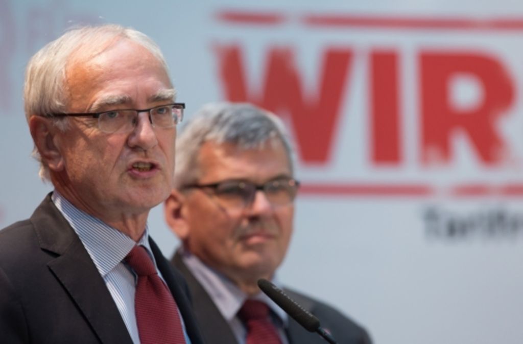 IG-Metall-Chef Detlef Wetzel (links) und sein Vize Jörg Hofmann vermitteln im Gewerkschaftsstreit um den Gesetzentwurf zur Tarifeinheit im Betrieb. Foto: dpa