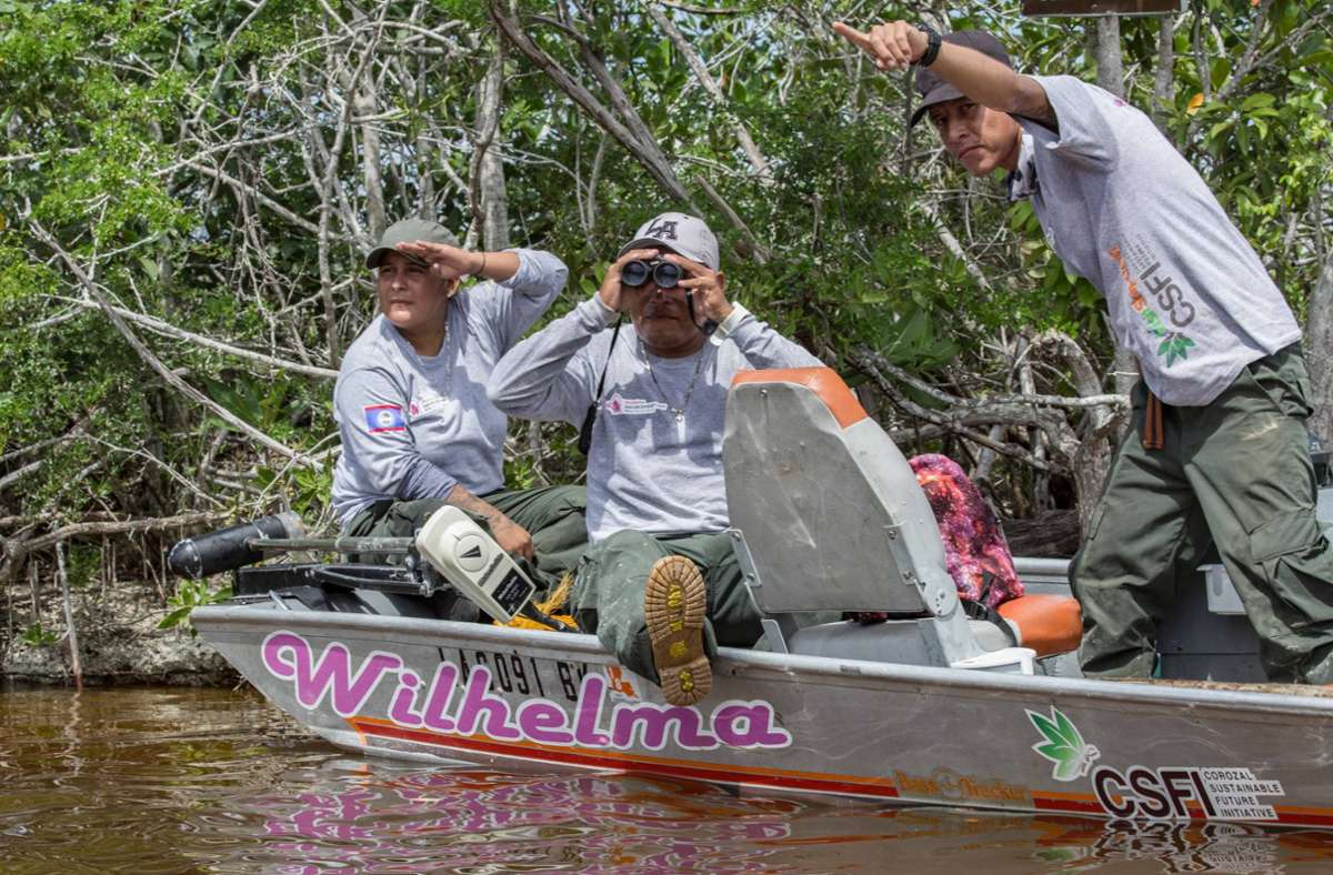 In Belize in Zentralamerika fahren „Wilhelma-Ranger“ im Boot Patrouille um das Shipstern-Reservat zu schützen.