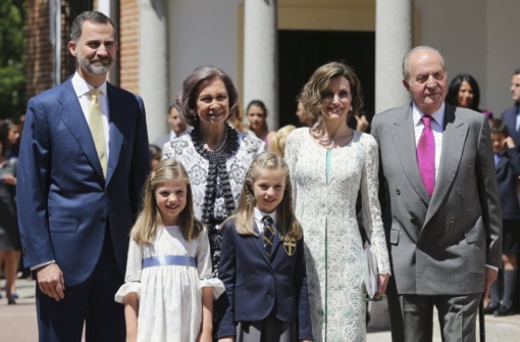 Spaniens Infatin Leonor (rechts) mit ihrer Schwester Sofía, ihren Eltern Felipe und Letizia und ihren Großeltern nach ihrer Kommunion.