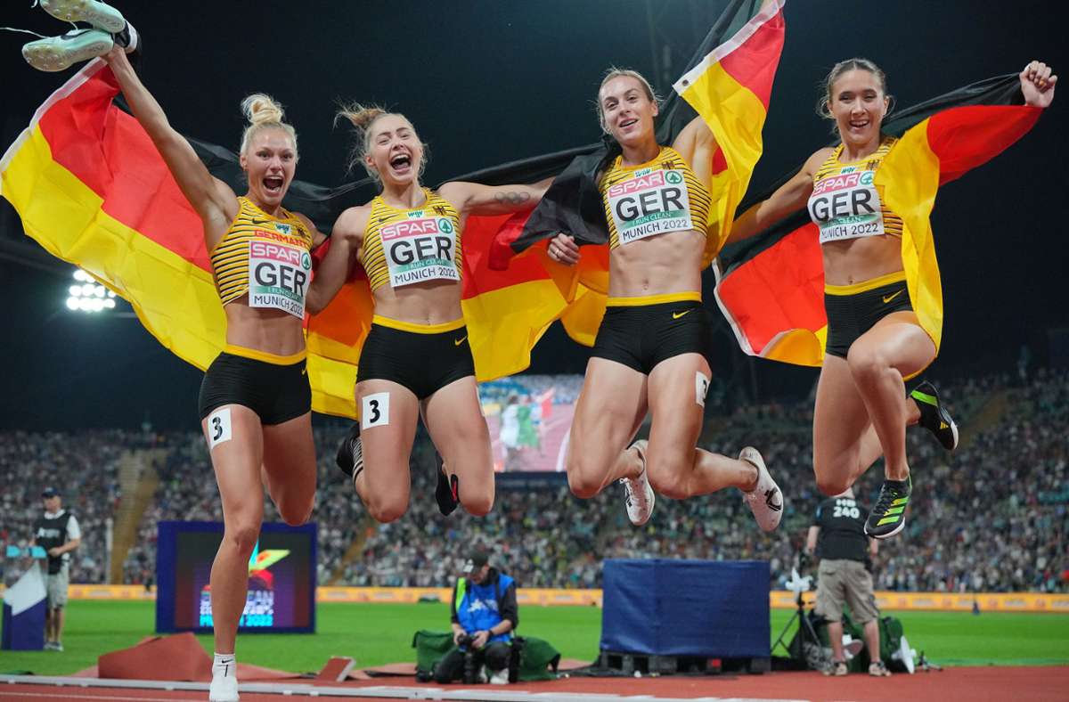 Der krönende Abschluss: Leichtathletik: Lisa Meyer, Gina Lückenkemper, Alexandra Burghardt und Rebekka Haase (von links nach rechts) gewannen das Rennen über 4 x 100 Meter. Foto: dpa/Soeren Stache