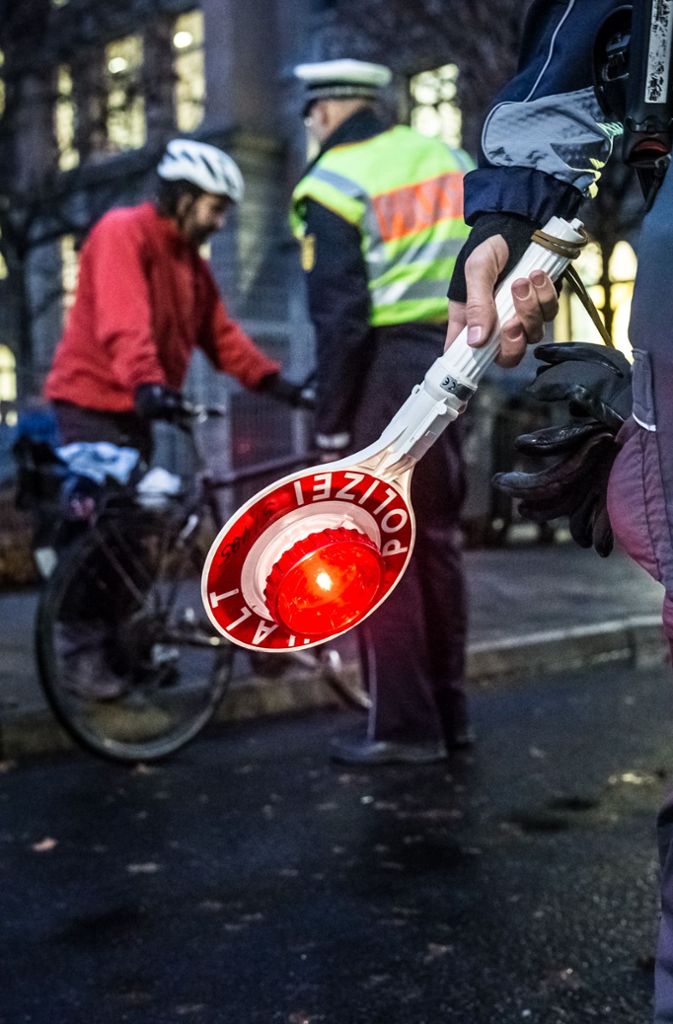 Die Polizei hat am Donnerstag Radfahrer an der Tübinger Straße vor dem Karls-Gymnasium gestoppt.