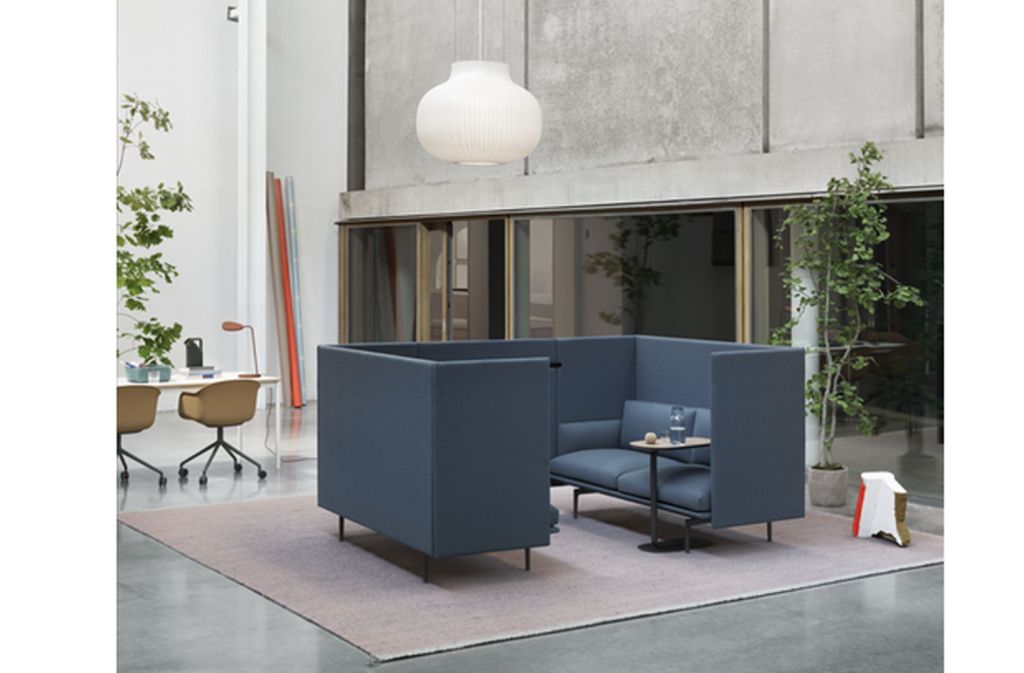 Auch Sofas mit besonders hohen Lehnen, hier „Outline“ von Muuto, eignen sich, um große Räume daheim und auch in Büros zu strukturieren.