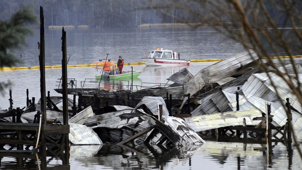  Infolge eines Feuers sind in Alabama mindestens acht Menschen ums Leben gekommen. An einem Bootsanleger mit Hausbooten war der Brand ausgebrochen, zur Ursache ist bislang noch nichts bekannt. 
