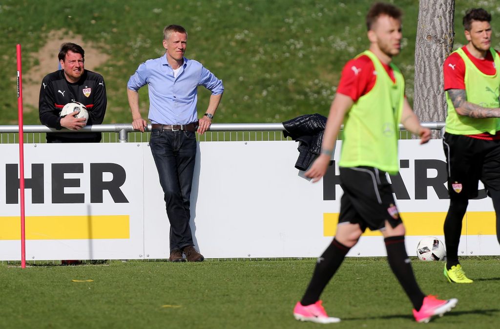 Alexandru Maxim (Vordergrund) möchte nach der Länderspielpause wieder voll durchstarten. Sportvorstand Jan Schindelmeiser beobachtet das Training aufmerksam...