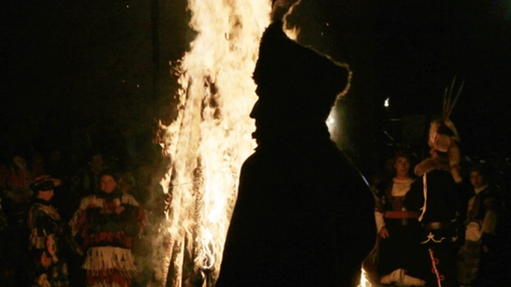  In diversen orthodoxen Länden des Balkans feierten die Menschen erst jetzt das Neujahresfest. Es gab weniger Feuerwerkskörper, dafür mehr Feuer und obskure Verkleidungen. 