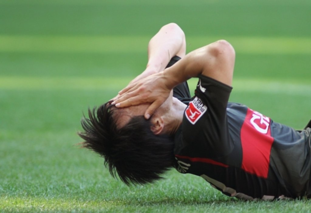 Zum Wegschauen: auch Shinji Okazaki hadert mit dem Auftritt  des VfB. Foto: Baumann