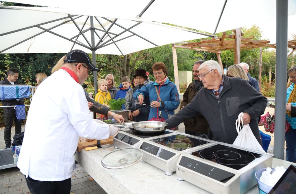 Udo Anton, der sonst bei der Landesbank Baden-Württemberg täglich für 800 Personen kocht, begeisterte beim Schaukochen.