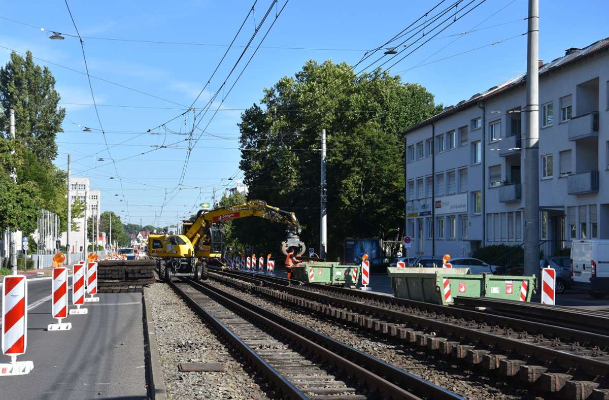 In der Hedelfinger Straße werden gerade die Gleise entfernt. Der Gleisbereich wird begrünt werden.