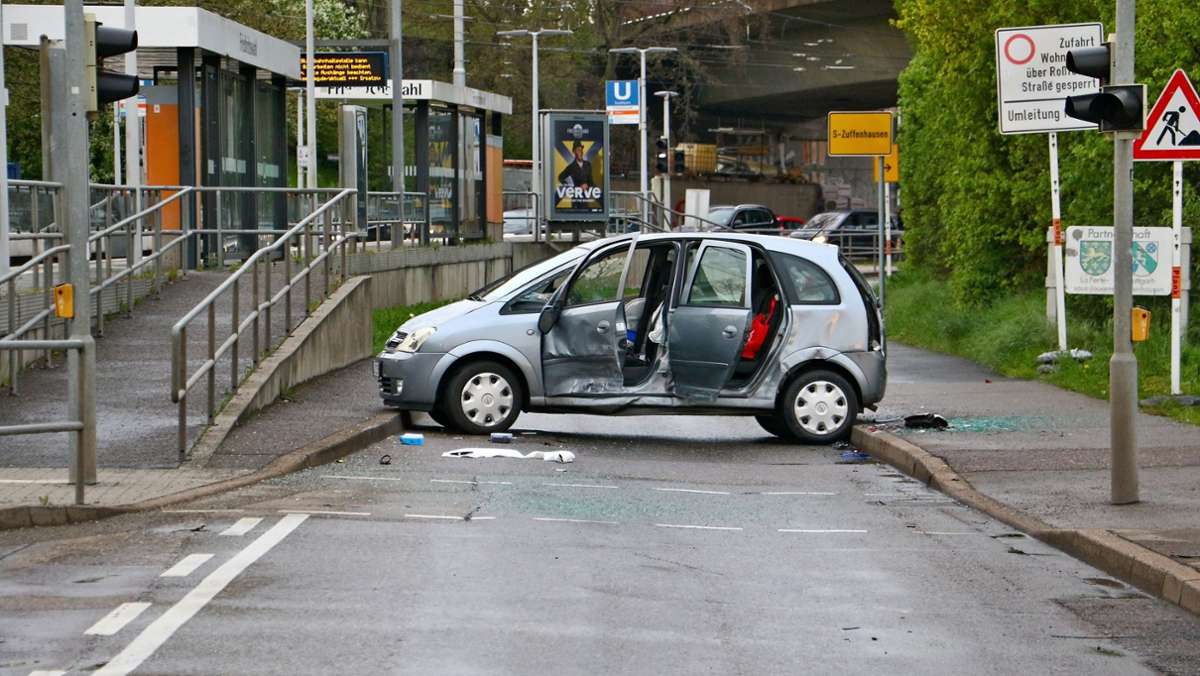Unfall in Stuttgart-Feuerbach: Auto überschlägt sich nach Kollision – Zeugen gesucht