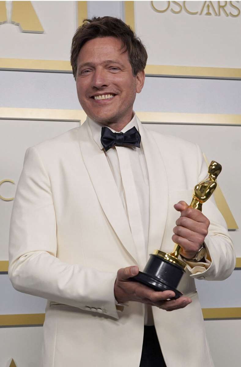 Thomas Vinterberg am 25. April mit seinem Oscar für den besten fremdsprachigen Film