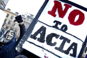 Ein Teilnehmer mit Guy-Fawkes-Maske demonstriert gegen das Handelsabkommen ACTA in Stockholm. Foto: SCANPIX SWEDEN