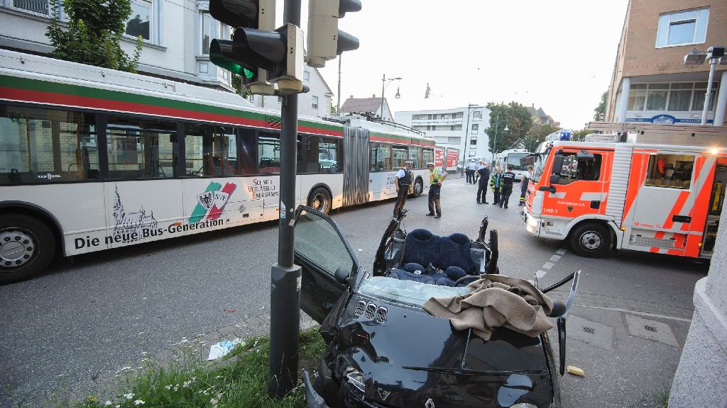 Zwei Schwerverletzte: 18-jährige Fahranfängerin prallt in Esslingen auf Linienbus