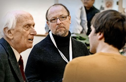 Neuer Schwung für die Anti-Atom-Arbeit: Roland Blach (Mitte) in Oslo mit dem Kernwaffengegner Ulrich Gottstein (links). Foto: Schlesener
