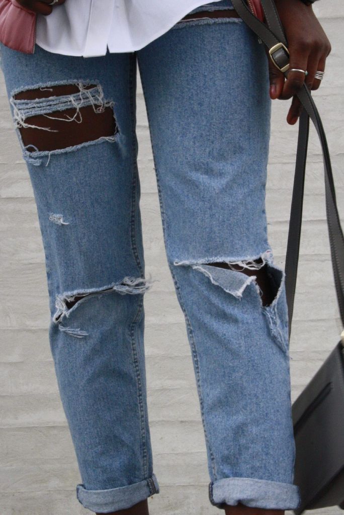 Ihre Hose hat sie selbst designt - zum Teil. In einem Secondhand Shop in Feuerbach hat sie die Levis Jeans entdeckt und zu Hause zugeschnitten.
