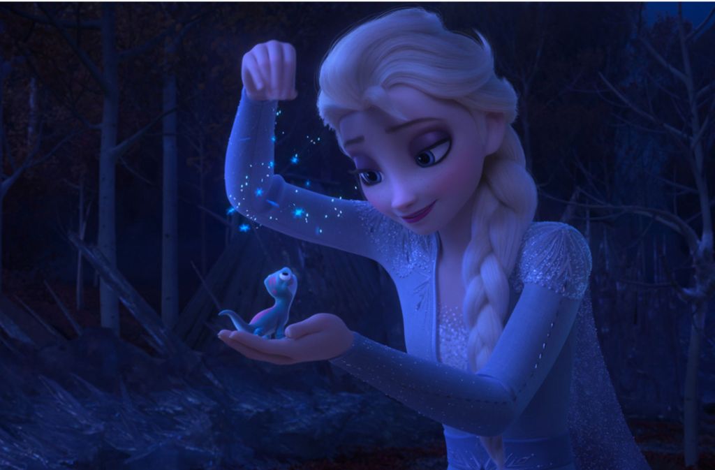 Ein Salamander im Enchanted Forest genießt Elsas magische Schneeflocken
