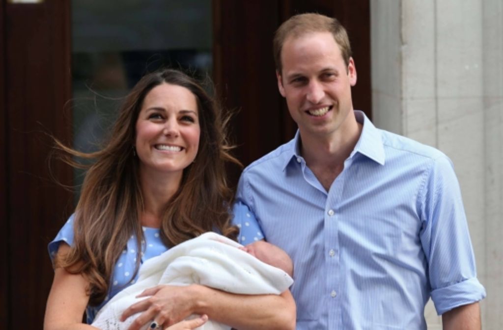 William und Kate gehen da lockerer an die Sache. Der königliche Vater ohne steifen Anzug und Kate strahlt. Es ist die erste Aufnahme mit dem kleinen George auf den Stufen des Krankenhauses.