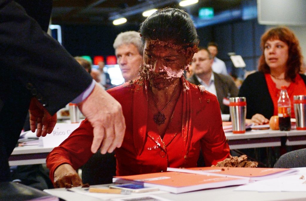 Linken-Fraktionsvorsitzende Sahra Wagenknecht wurde mit einer Torte beworfen.