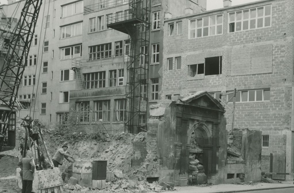 Auf dieser Ruine hat Willy Colm nach dem Krieg das Geschäftshaus mit dem Atrium-Kino gebaut.