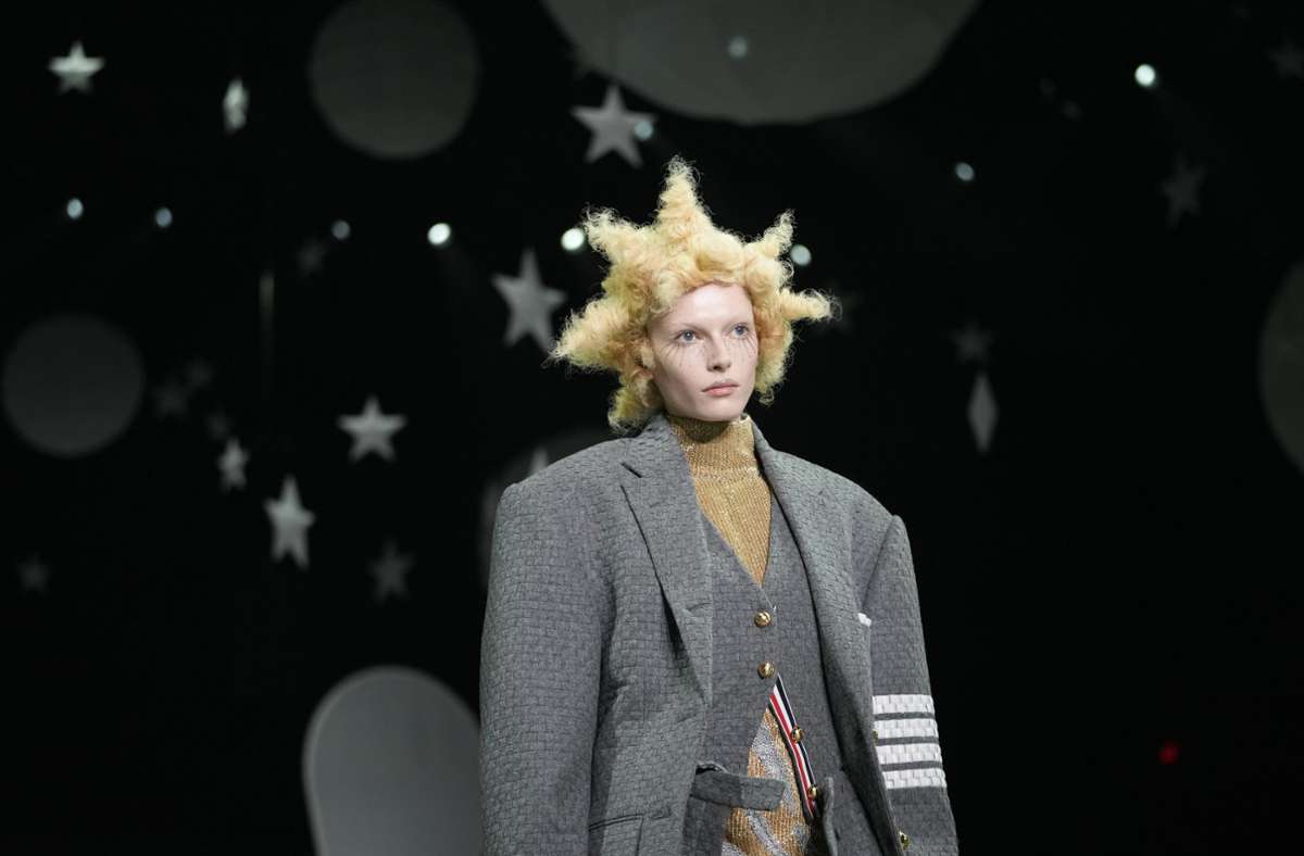 Echte Hingucker: Die Kollektion von Thom Browne präsentiert spektakuläre Outfits – und zieht Promis an.