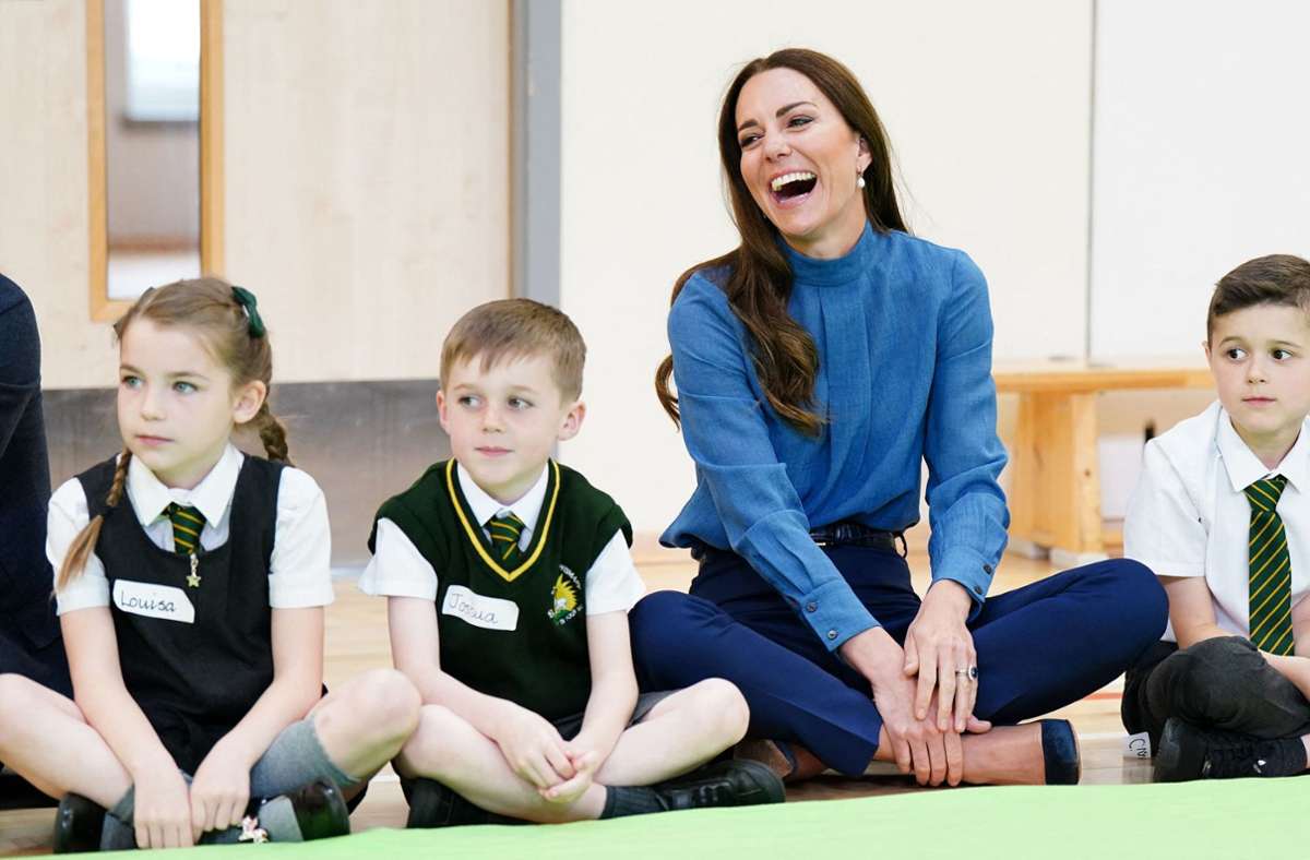 Herzogin Kate trug eine dunkelblaue Hose zu einer taubenblauen Bluse.