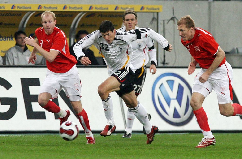 Mario Gomez entwickelt sich in der Bundesliga zum treffsicheren Stürmer – das beschert ihm eine Einladung zur Nationalmannschaft. Am 7. Februar 2007 feiert er sein Debüt gegen die Schweiz. Beim 3:1 erzielt er gleich ein Tor.
