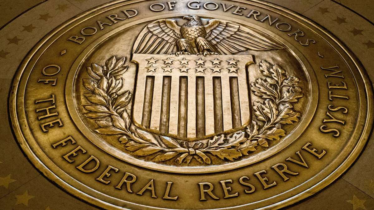 Federal Reserve: US-Notenbank lässt Leitzins zum fünften Mal in Folge auf hohem Niveau