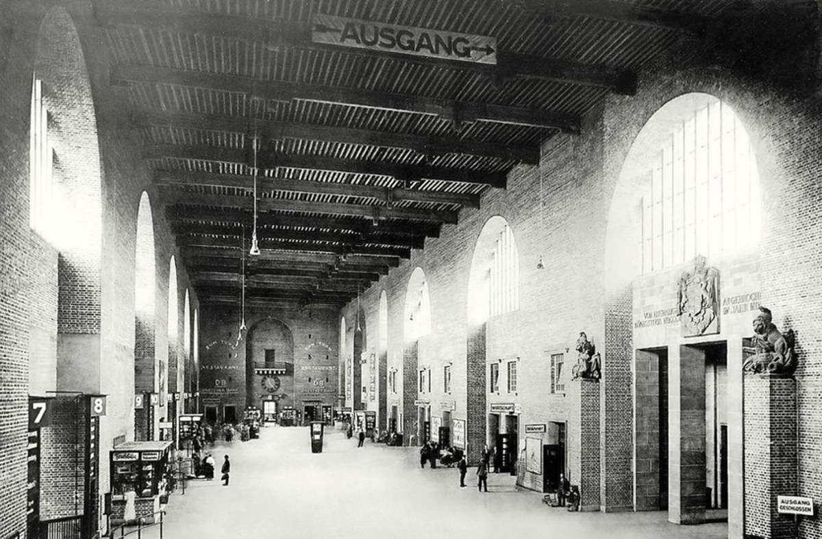 Die große Halle des Stuttgarter Hauptbahnhofs: Die Aufnahme ist vermutlich Ende der 1920er Jahre gemacht worden.