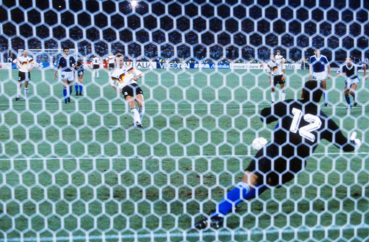 Mit seinem verwandelten Elfmeter zum 1:0-Sieg im WM-Finale gegen Argentinien hat sich Andreas Brehme, damals 29 und bei Inter Mailand unter Vertrag, unsterblich gemacht. Zuvor hatte der Linksverteidiger auch gegen die Niederlande getroffen.