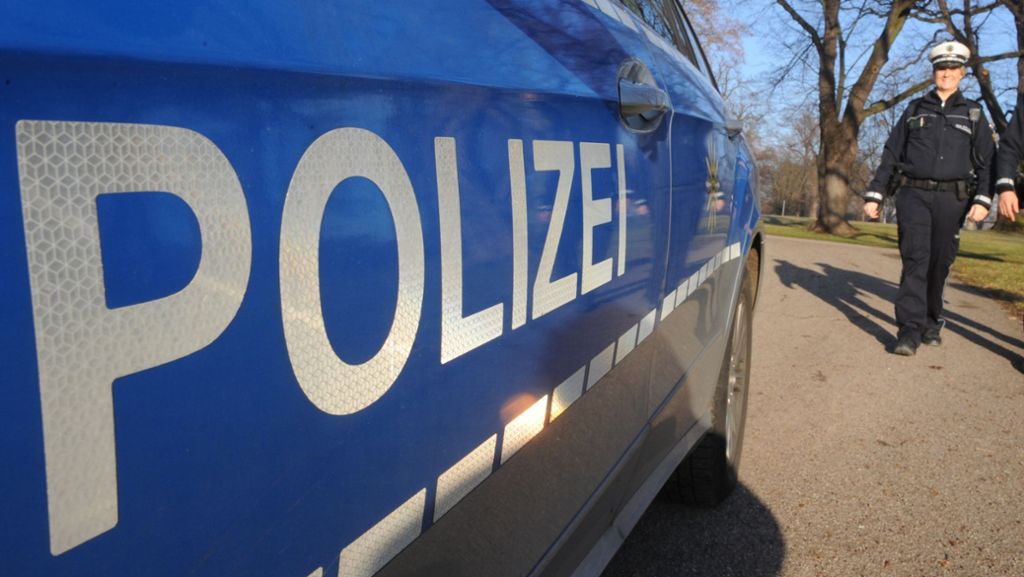  In Kirchheim ist ein Streit in einem Auto offenbar derart eskaliert, dass die Fahrerin einen Mann angefahren hat, der kurz zuvor aus dem Auto ausgestiegen war. Diese und mehr Meldungen der Polizei aus der Region Stuttgart. 