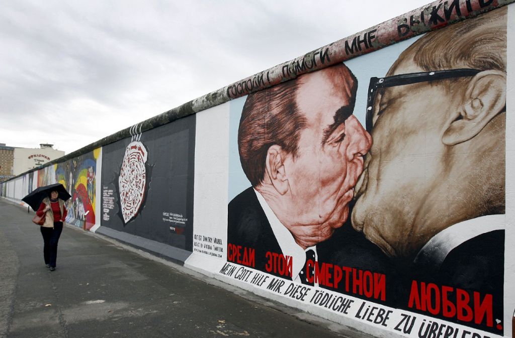 Breschnew küsst Honecker: Das Street-Art-Kunstwerk an der East Side Gallery in Berlin ist ebenso berühmt wie das Original-Foto von 1979.