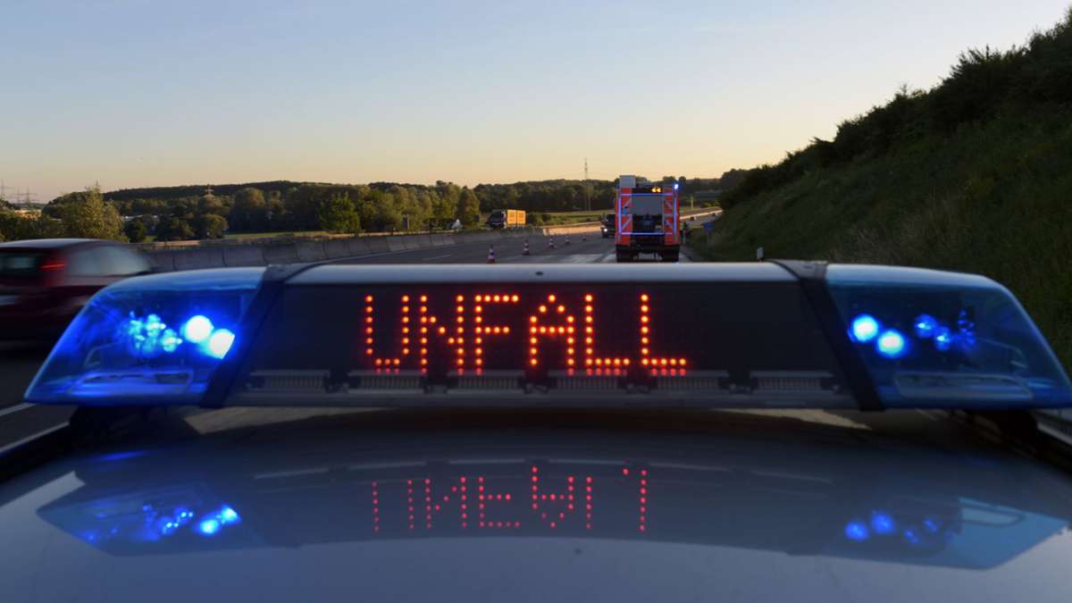 A6 bei Schwetzingen: Lastwagen verliert Metallrollen auf Autobahn