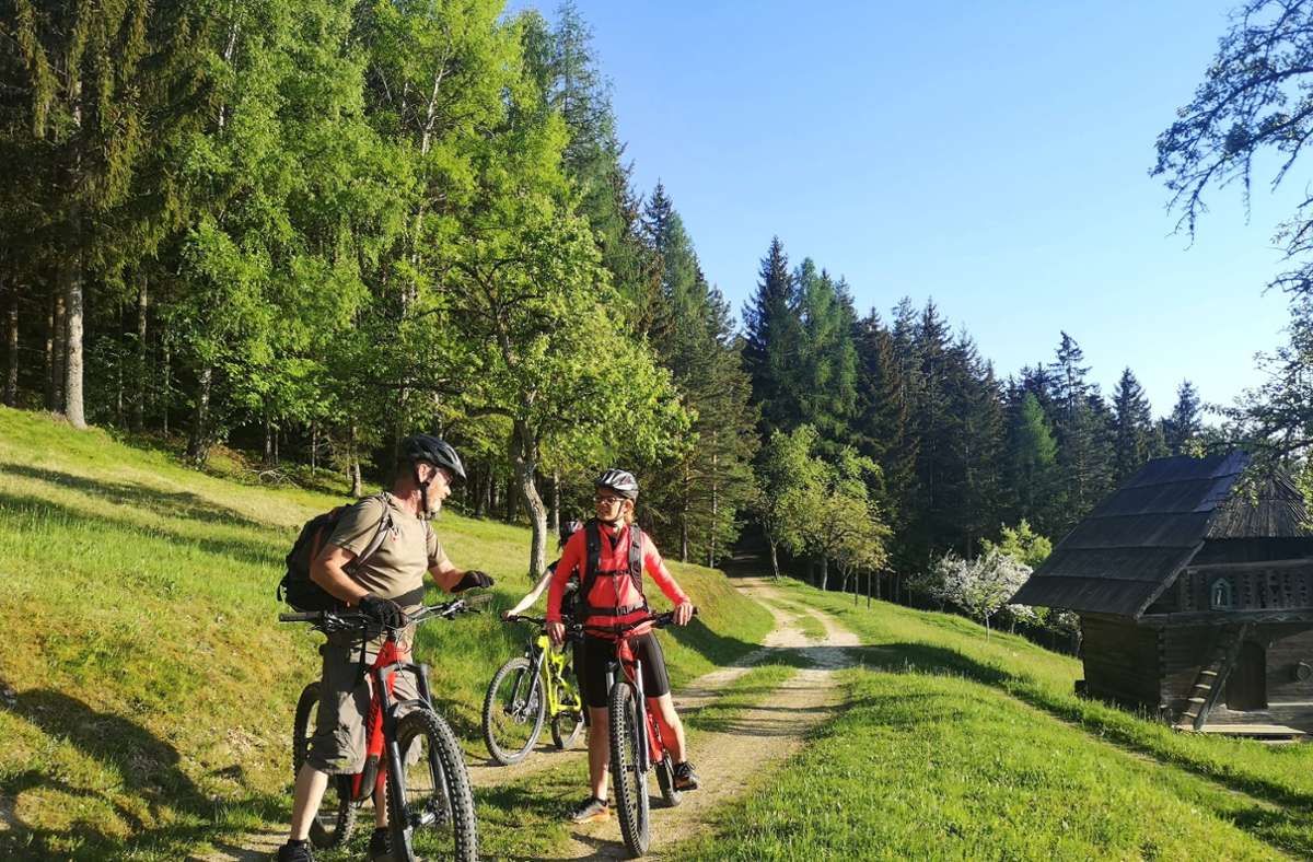 Dušan Štrucl erklärt auf den geführten Touren die Besonderheiten der Region und gibt Tipps zu Haltung und Fahrweise auf dem Mountainbike.