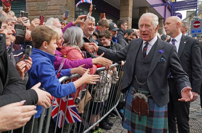 Charles III. in Schottland: Schaulustige begrüßen König im Schottenrock