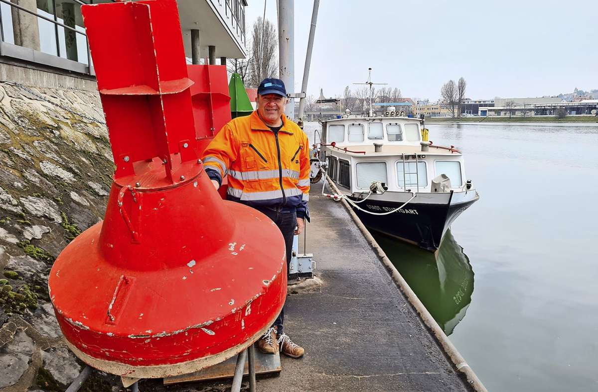 Johannes Zeller am Schiff der Hafen Stuttgart GmbH. Es wird regelmäßig für Dreharbeiten der ZDF-Reihe „SOKO Stuttgart“ genutzt.