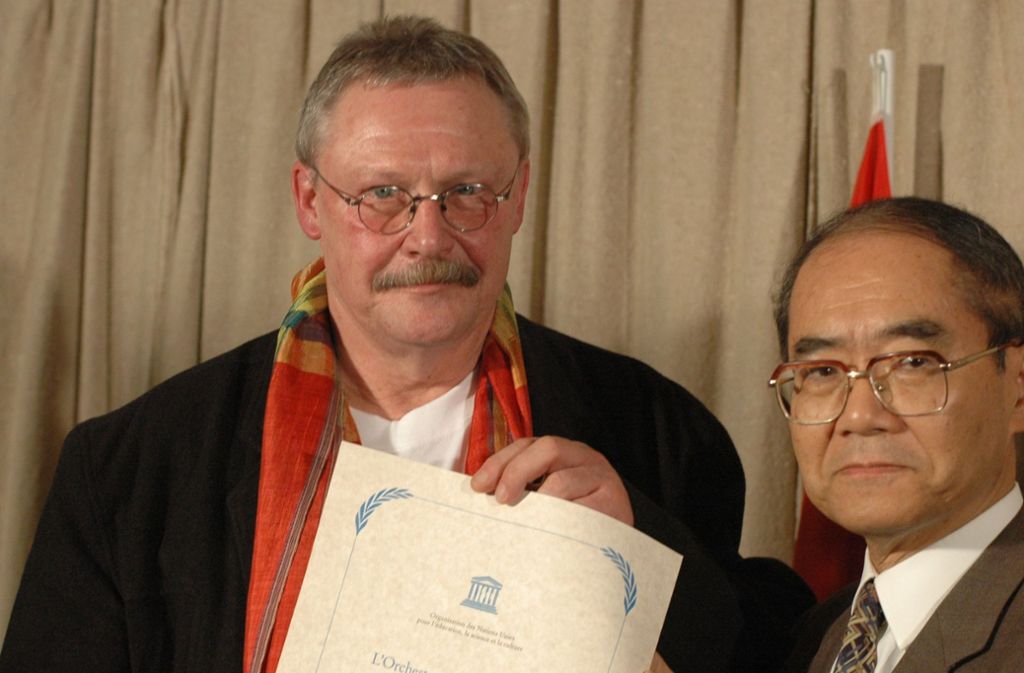 Horst Tögel erhält 2005 in Paris die Unesco-Urkunde „Künstler für den Frieden“.