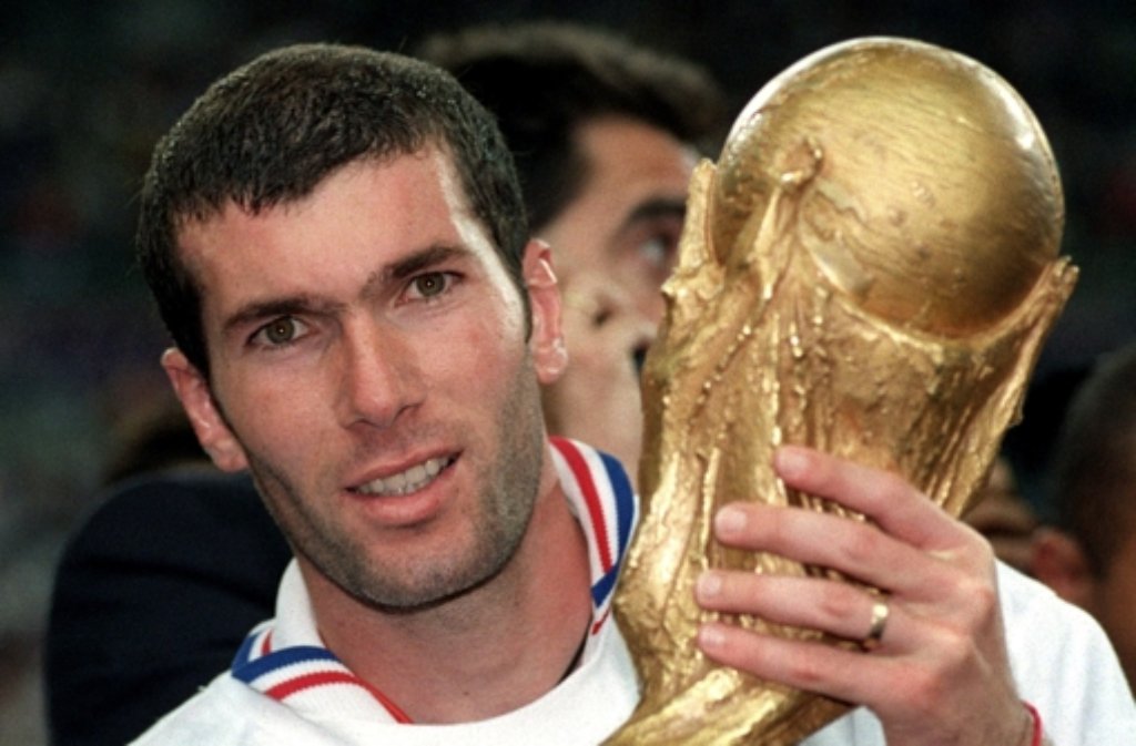 Fußball-WM 1998 in Frankreich: Die "Grande Nation" krönt sich selbst - Spielmacher Zinedine Zidane köpft die Franzosen bei der WM im eigenen Land zum ersten Weltmeistertitel. "Les Bleus" sind multikulti und einen - wenigestens für ein paar Wochen - ein Land auf der Suche nach sich selbst.