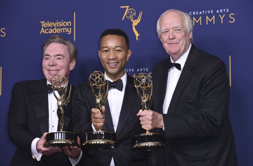 Andrew Lloyd Webber (links), John Legend und Tim Rice freuen sich über ihren Emmy Award. Foto: Invision