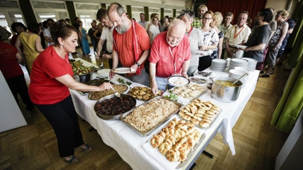 Mittagstisch der Religionen beim Kirchentag: Ein aramäisches Vaterunser zu gefüllten Weinblättern