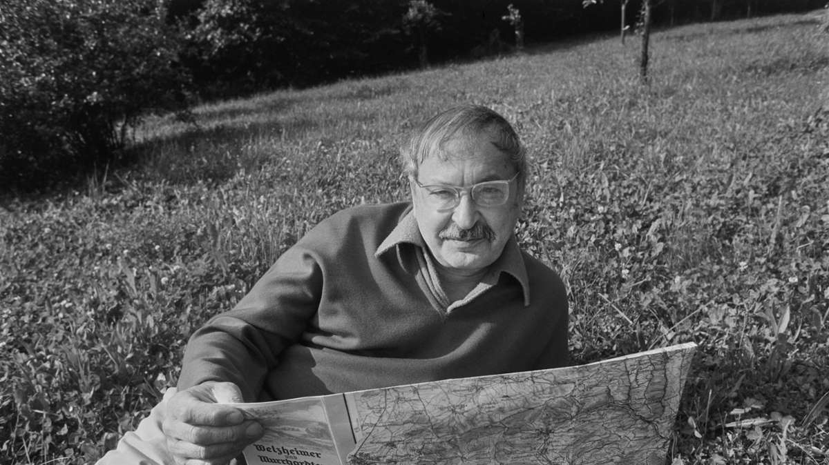 Dialektdichter Hans Bayer alias Thaddäus Troll bei einer Wanderung 1972.