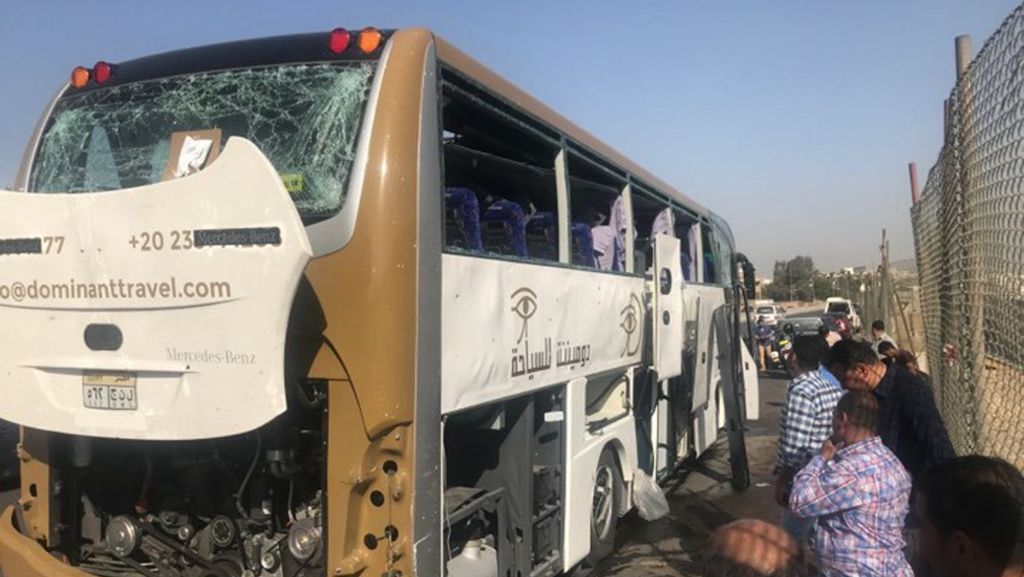  In der Nähe der Pyramiden von Gizeh in Ägypten ist es zu einer Explosion nahe einer Museumsmauer gekommen, als ein Touristenbus vorbei fuhr. Wie viele Menschen insgesamt verletzt wurden, ist noch unklar. 