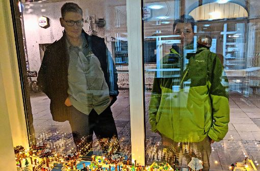 Daniel Schäfers, der Vorsitzende des Vereins Schwabenstein 2x4, und David Haubrich (rechts) begutachten ihre Werke in den Fenstern des Redaktionsbüros. Foto: Jürgen Brand