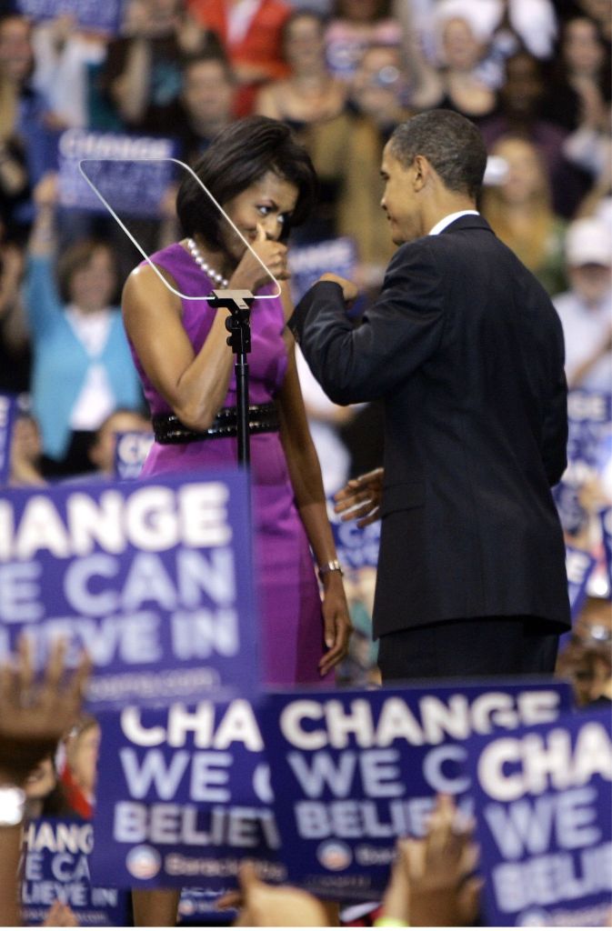 Barack und Michelle Obama umarmen und küssen sich nicht nur – sie geben sich auch ganz lässig die Faust wie hier im Jahr 2008.