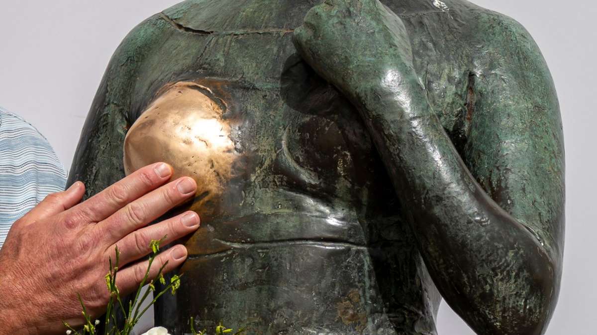 Ein sprechendes Detail der bronzenen Frauenstatue "Bezaubernde Julia" in München.
