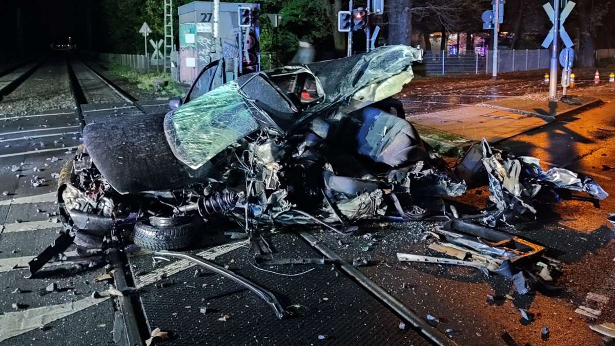 Vorfall in Bonn: Auto auf Bahnübergang abgestellt – ICE fährt hinein