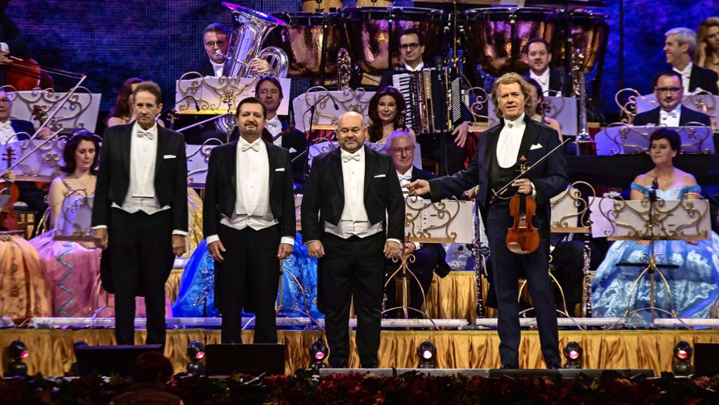  Der Geiger André Rieu hat seine Geburtstagstournee in der Stuttgarter Schleyerhalle begonnen. 8500 Besucher hat er gemeinsam mit seinem Johann-Strauß-Orchester zweineinhalb Stunden lang lächeln lassen – und herzhaft lachen, denn Rieu ist ein Entertainer, der sein Publikum zu nehmen weiß. 