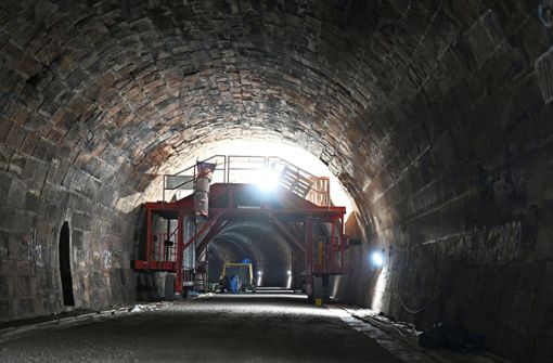 Der Bau des Iristunnels durch den Hacksberg ist auf einem guten Weg. Das Gesamtprojekt wird sich dennoch verzögern. Foto: dpa/Bernd Weissbrod