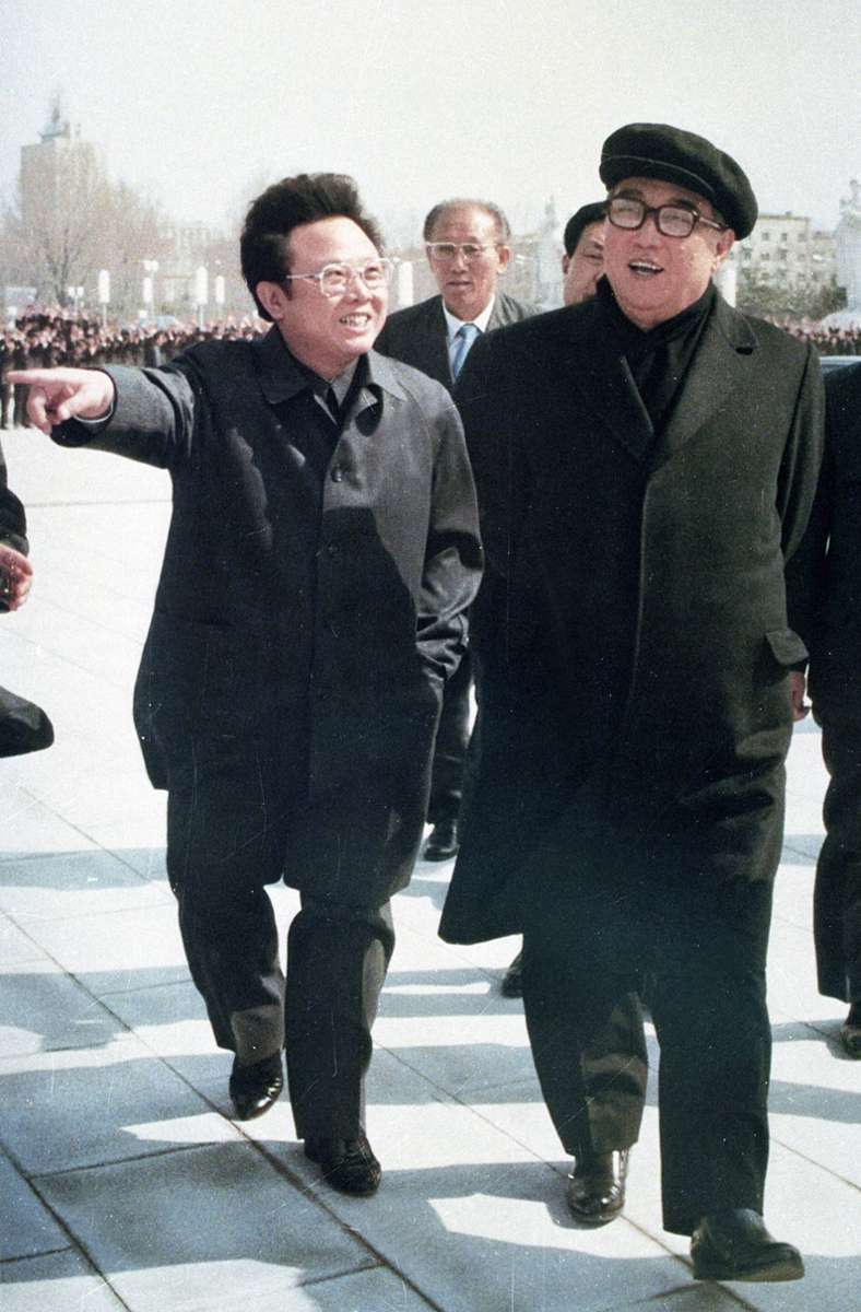 Kommunistische Dynastie: Sohn Kim Jong-il (links) und Vater Kim Il-sung 1982